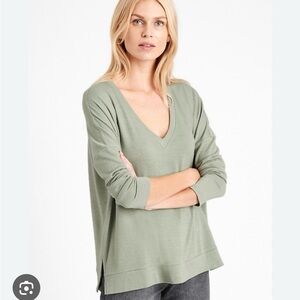 NWT Banana Republic Relaxed Luxespun Knit Top Sweater V-Neck, Size XS